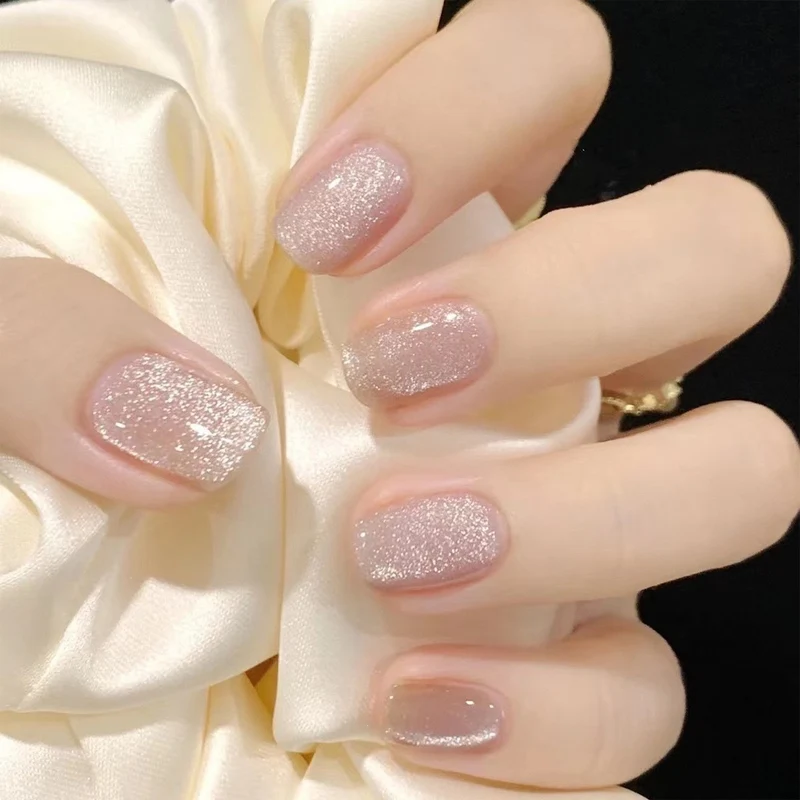 Kunstnagelset mit kreativen Tier- und Glitzerdetails Karnz