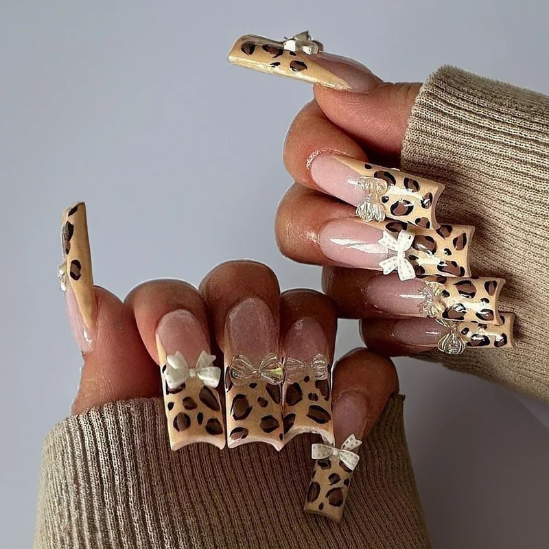 Kunstnagelset mit kreativen Tier- und Glitzerdetails Karnz