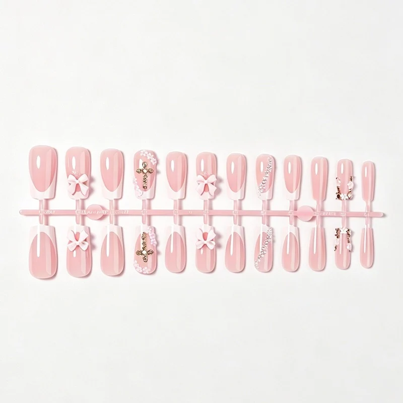 Kunstnagelset mit eleganten Schleifen- und Glitzerelementen Karnz