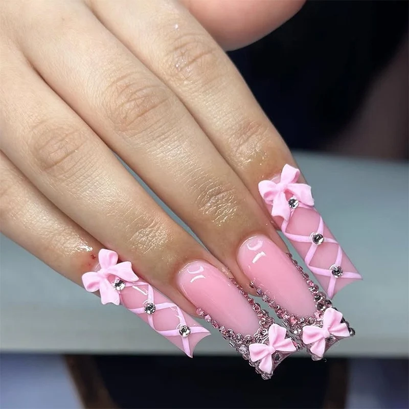Kunstnagelset mit eleganten Schleifen- und Glitzerakzenten Karnz