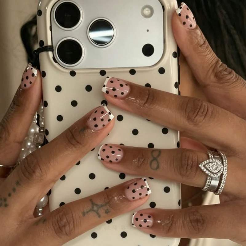 Kunstnagelset mit eleganten Punkten und französischen Spitzen Karnz