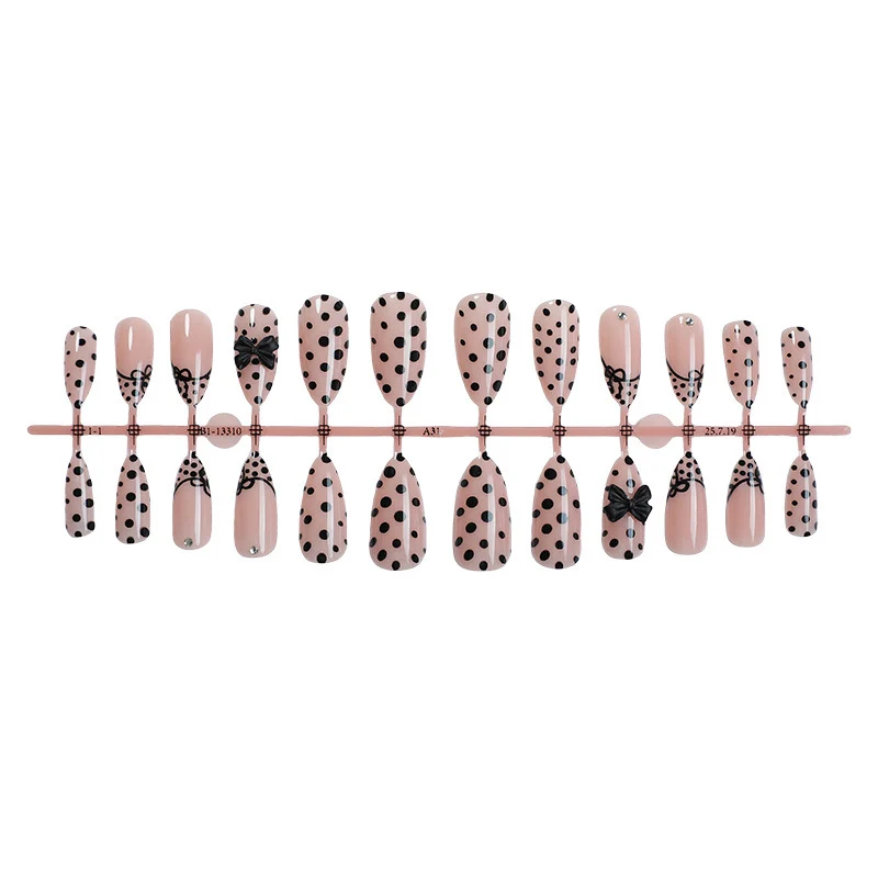 Kunstnagelset mit eleganten Punkte- und Schleifenmotiven Karnz