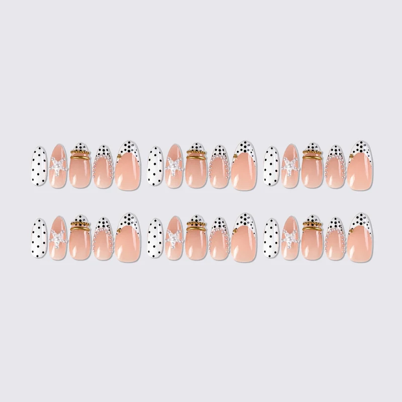 Kunstnagelset mit eleganten Perlen- und Punkten-Akzenten Karnz