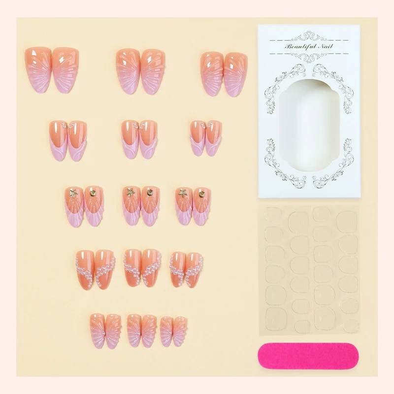 Kunstnagelset mit eleganten Perlen- und Muschelmotiven Karnz