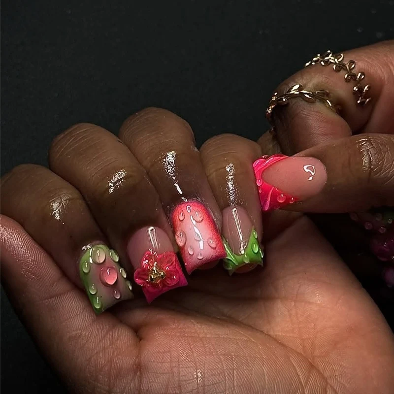 Kunstnagelset mit fruchtigen und glitzernden Designs Karnz