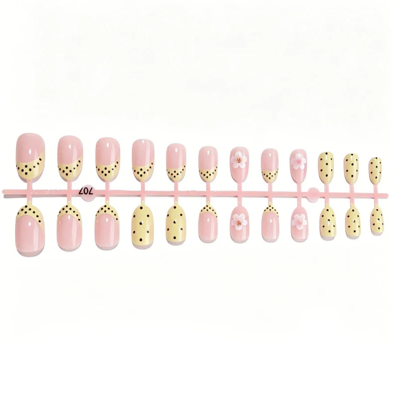 Kunstnagelset mit fröhlichem floralem Design und eleganten Akzenten Karnz