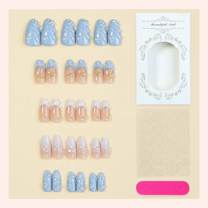Kunstnagelset mit floralen Verzierungen und glitzernden Akzenten Karnz
