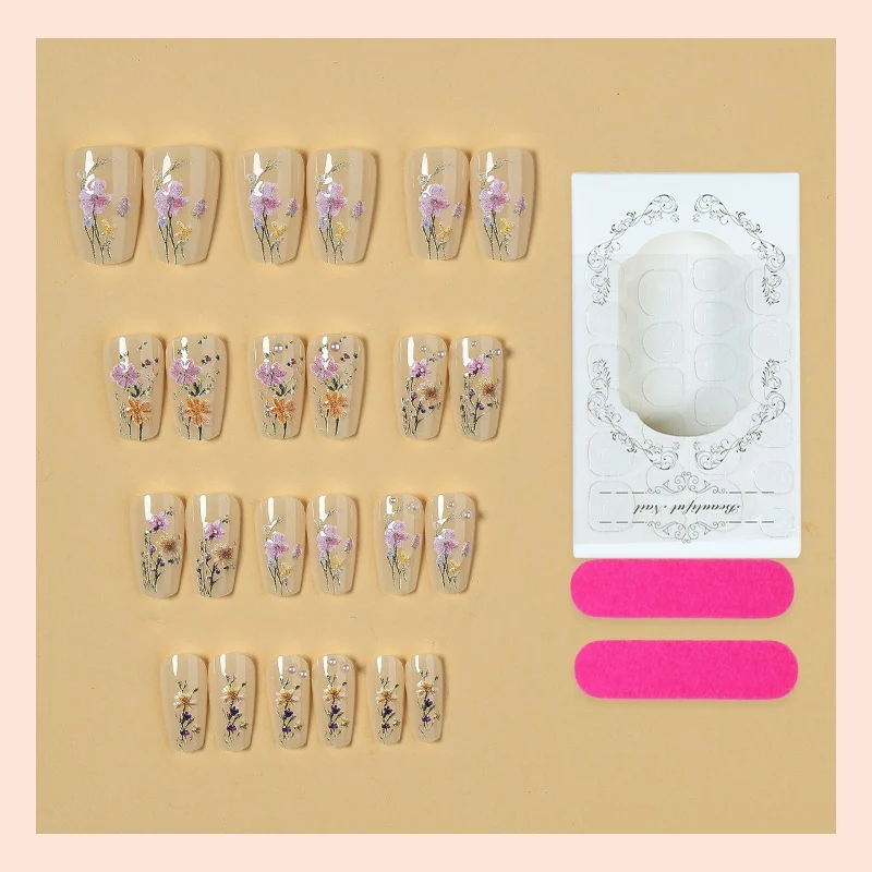 Kunstnagelset mit floralen Verzierungen und glamourösen Details Karnz
