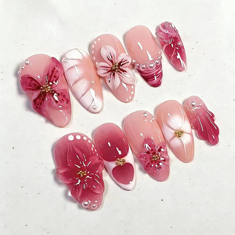 Kunstnagelset mit floralen Verzierungen und eleganten Mustern Karnz