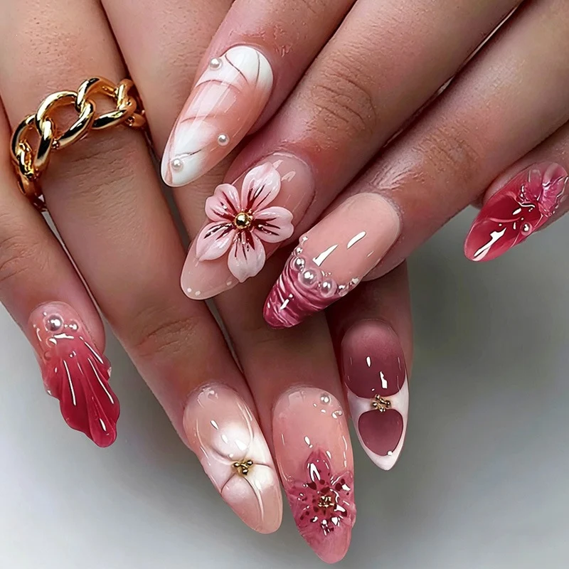 Kunstnagelset mit floralen Verzierungen und eleganten Mustern Karnz