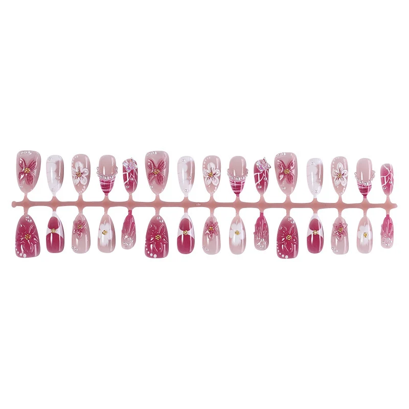 Kunstnagelset mit floralen Verzierungen und eleganten Mustern Karnz