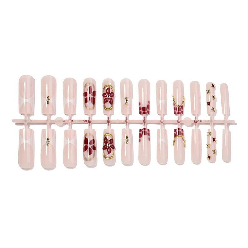 Kunstnagelset mit floralen Verzierungen und eleganten Akzenten Karnz
