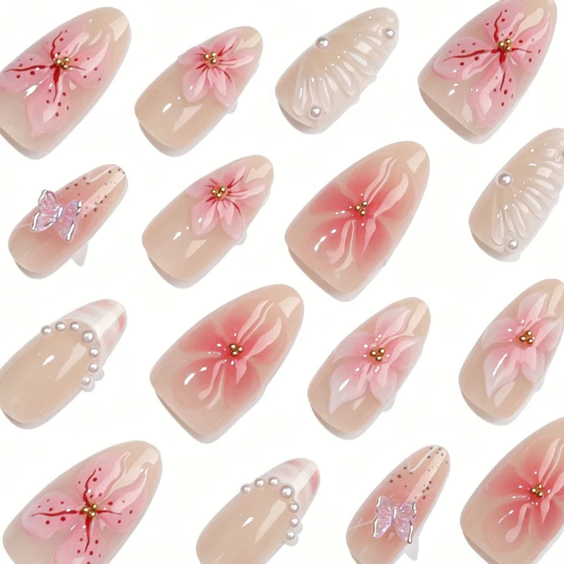 Kunstnagelset mit floralen Verzierungen und 3D-Akzenten Karnz