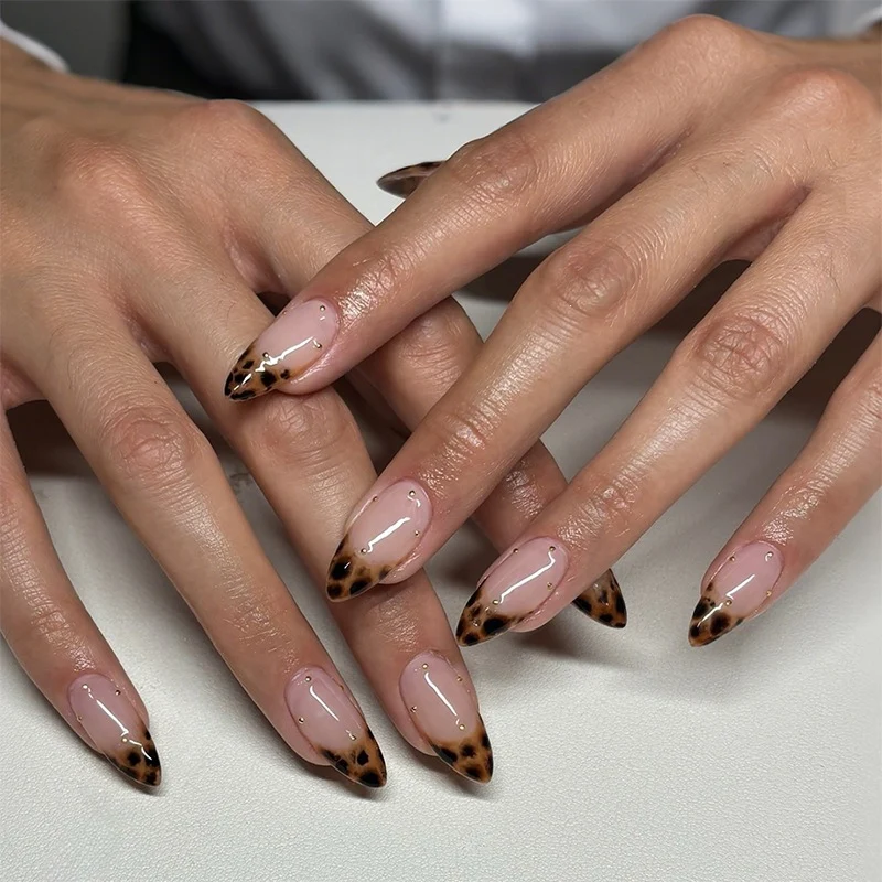 Kunstnagelset mit trendigem Leopardenmuster Karnz