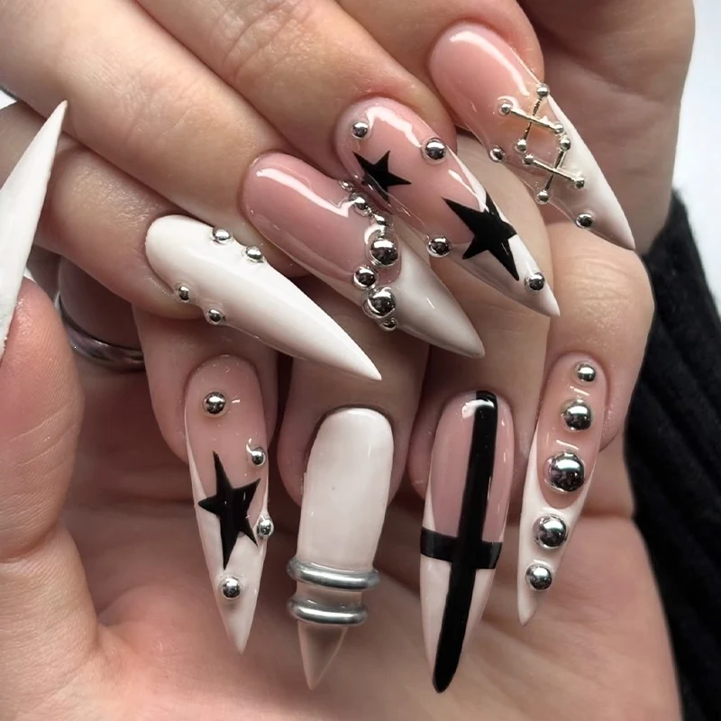 Kunstnagelset mit stylischen Sternen- und Glitzerakzenten Karnz