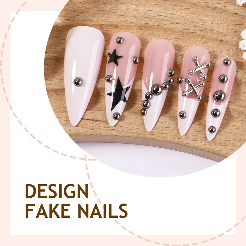 Kunstnagelset mit stylischen Sternen- und Glitzerakzenten Karnz