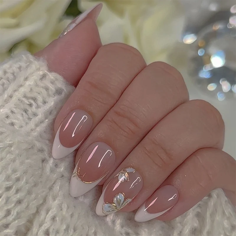 Kunstnagelset mit stylischen Blumen- und französischen Spitzen Designs Karnz