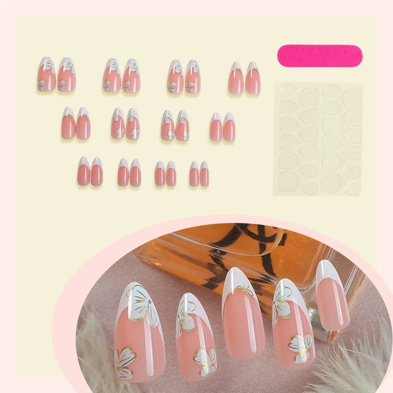 Kunstnagelset mit stylischen Blumen- und französischen Spitzen Designs Karnz