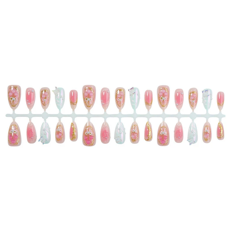 Kunstnagelset mit stilvollen Verzierungen und verspieltem Design Karnz