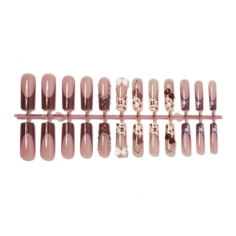 Kunstnagelset mit floralem und glamourösem Design Karnz