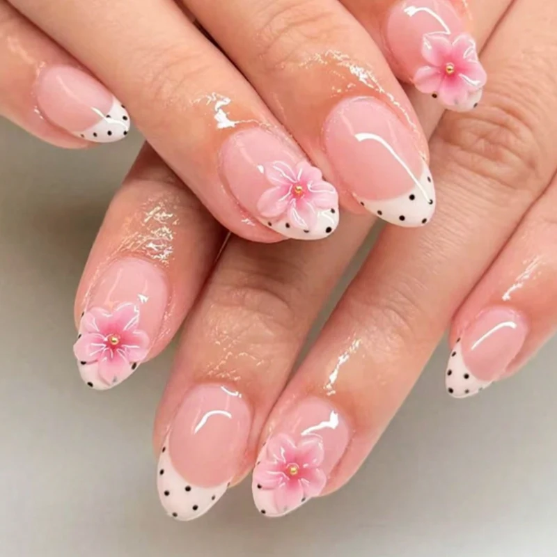 Kunstnagelset mit floralem und gepunktetem Design Karnz