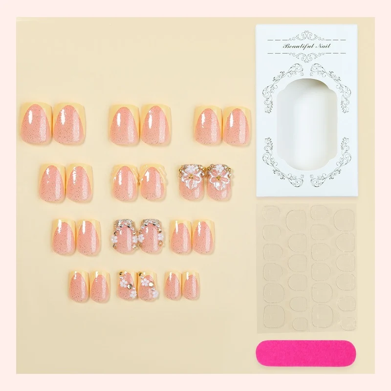Kunstnagelset mit floralem Design und glamourösen Verzierungen Karnz
