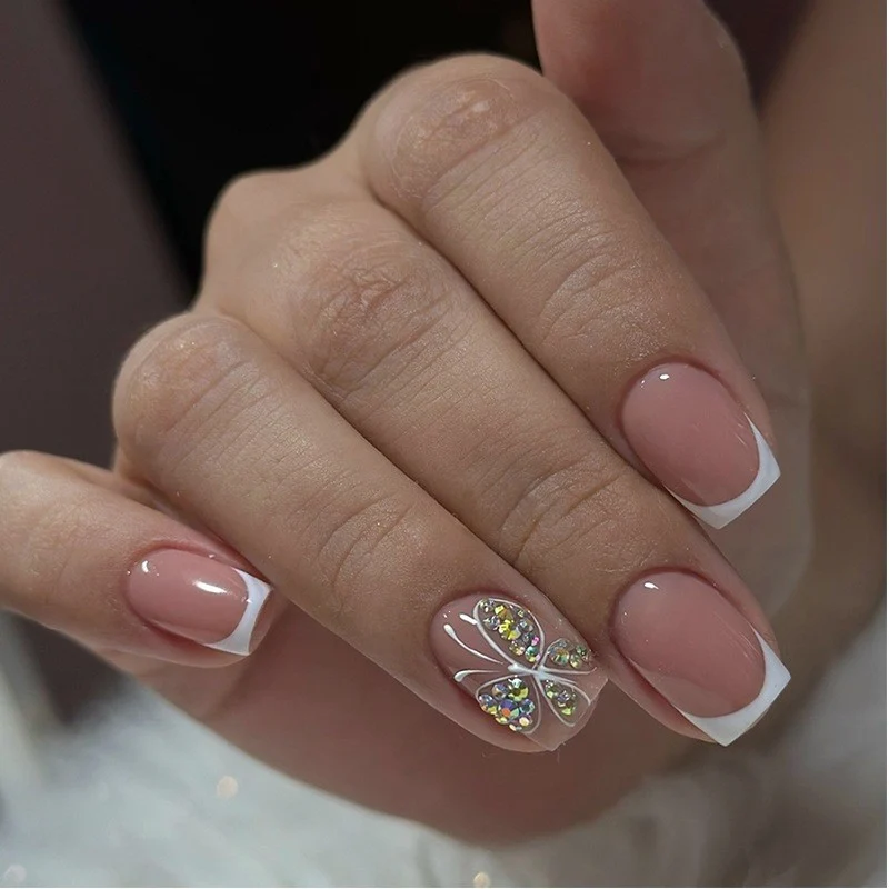 Kunstnagelset mit floralem Design und glamourösen Verzierungen Karnz