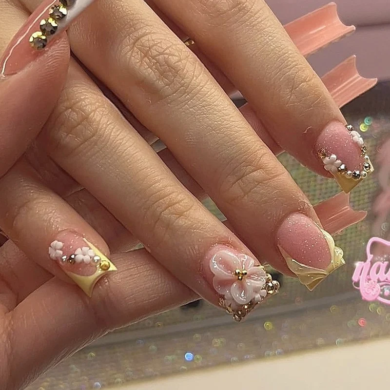 Kunstnagelset mit floralem Design und glamourösen Verzierungen Karnz