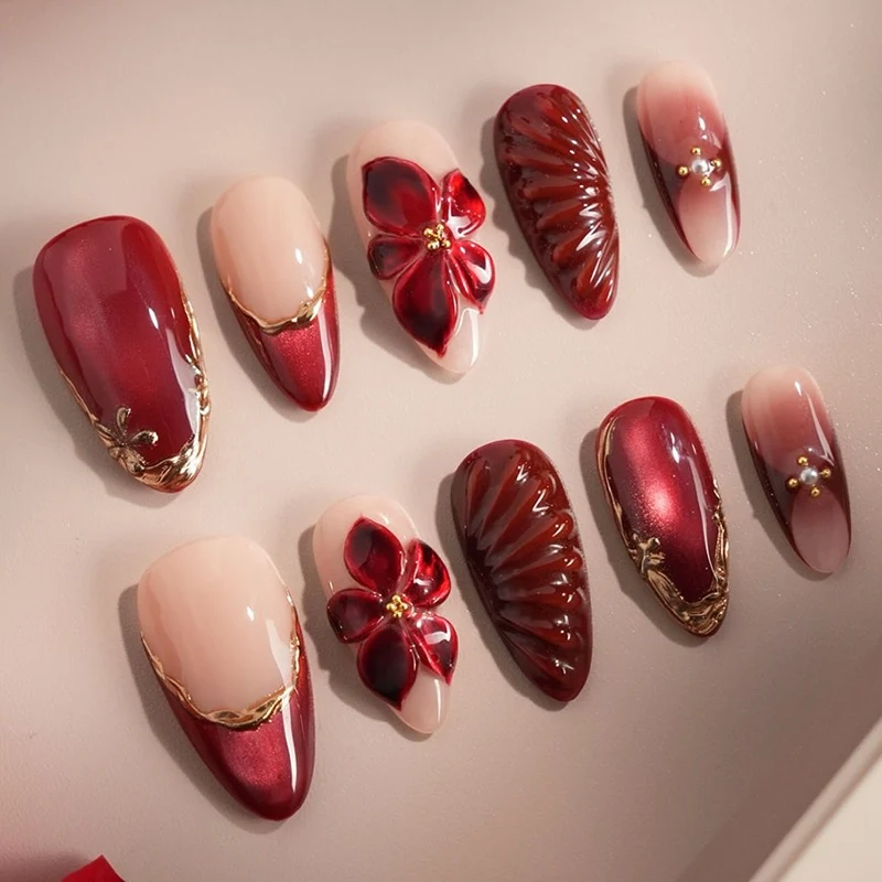 Kunstnagelset mit floralem Design und eleganten Glitzerdetails Karnz