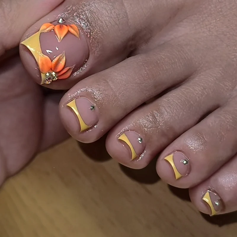 Kunstnagelset mit floralem Design und eleganten Akzenten Karnz