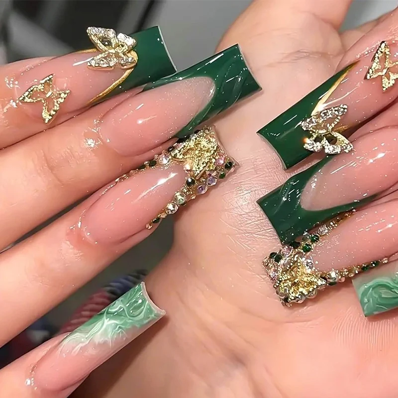Kunstnägel im eleganten Design mit Glitzer- und Blütenakzenten Karnz
