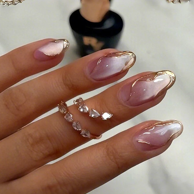 Kunstnagelset mit eleganten metallischen Akzenten Karnz