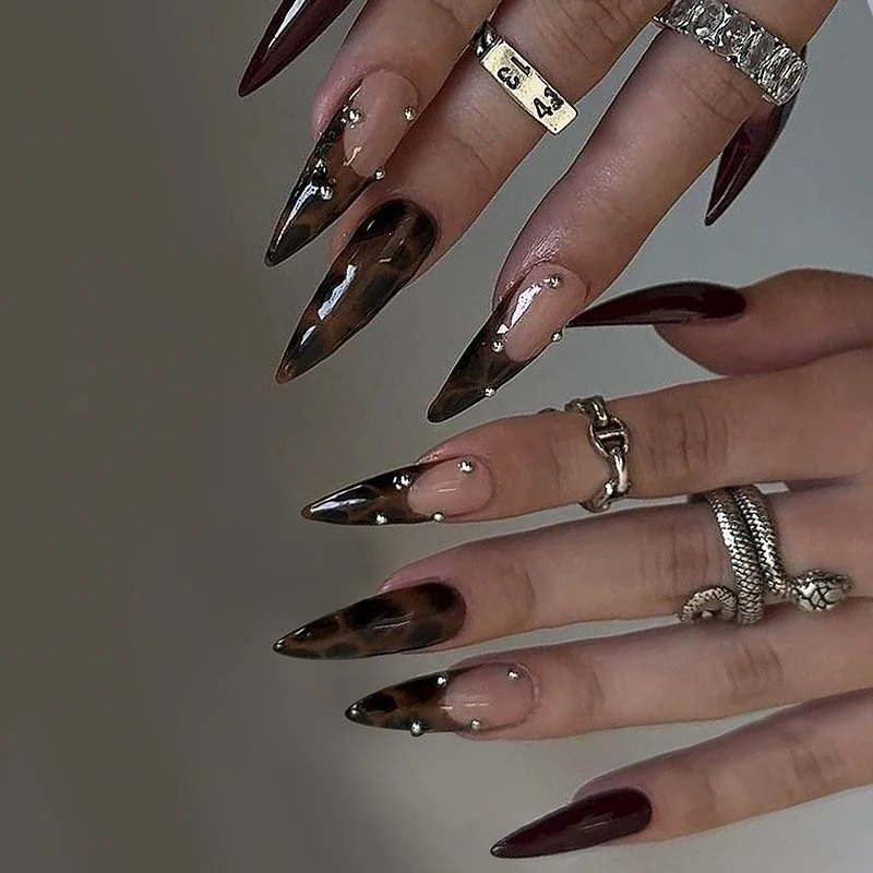 Kunstnagelset mit eleganten, kreativen Designs und funkelnden Akzenten Karnz