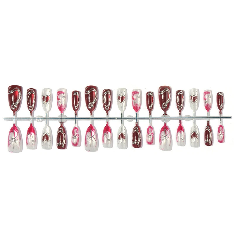 Kunstnagelset mit eleganten Herz- und Glitzermotiven Karnz