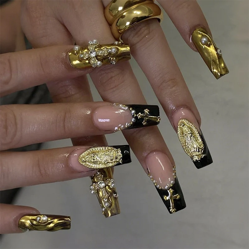 Kunstnagelset mit eleganten Glitzerverzierungen und luxuriösem Design Karnz