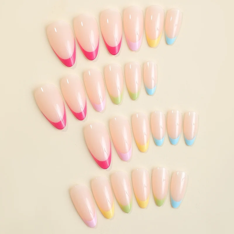 Kunstnagelset mit stilvollen Farbverlauf und eleganten Spitzen Karnz