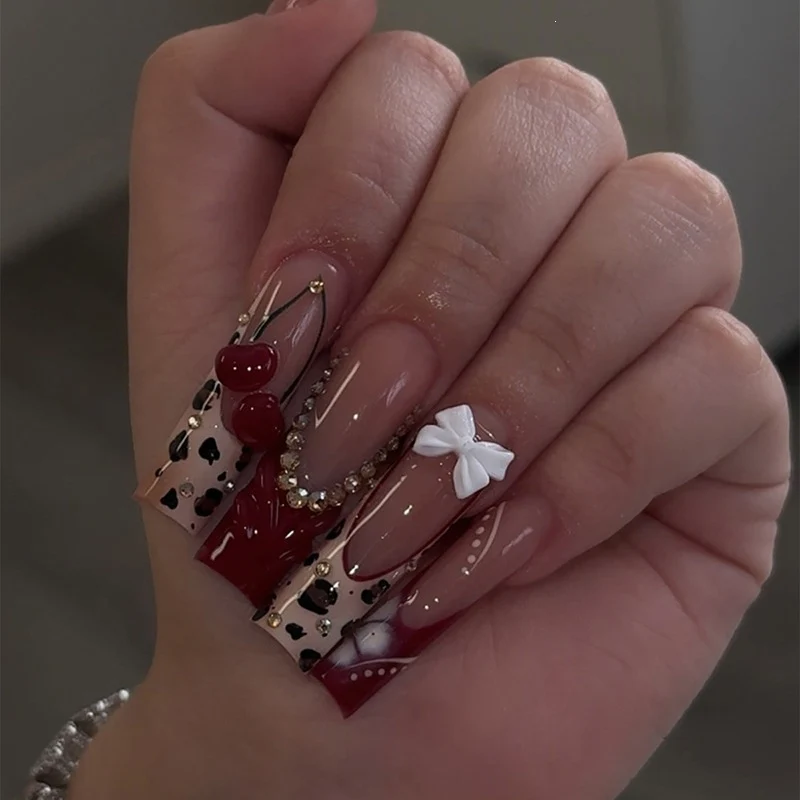 Kunstnagelset mit kreativen Leopardenmuster und funkelnden Akzenten Karnz