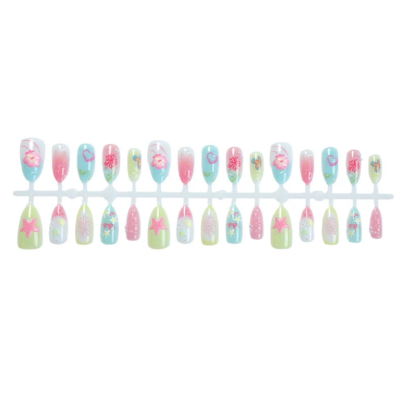 Kunstnagelset mit kreativen fröhlichen Designs und Glitzerdetails Karnz