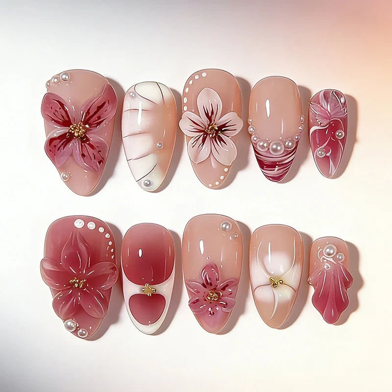 Kunstnagelset mit kreativen fröhlichen Designs und Glitzerdetails Karnz