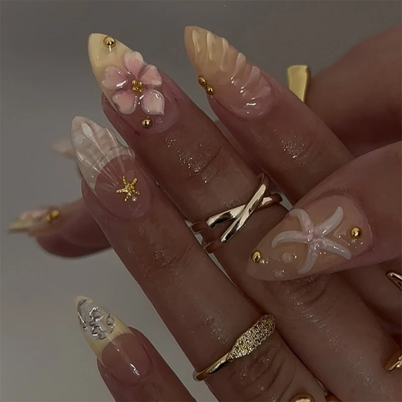 Kunstnagelset mit kreativen fröhlichen Designs und Glitzerdetails Karnz