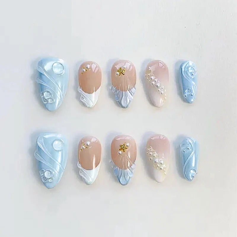 Kunstnagelset mit kreativen fröhlichen Designs und Glitzerdetails Karnz
