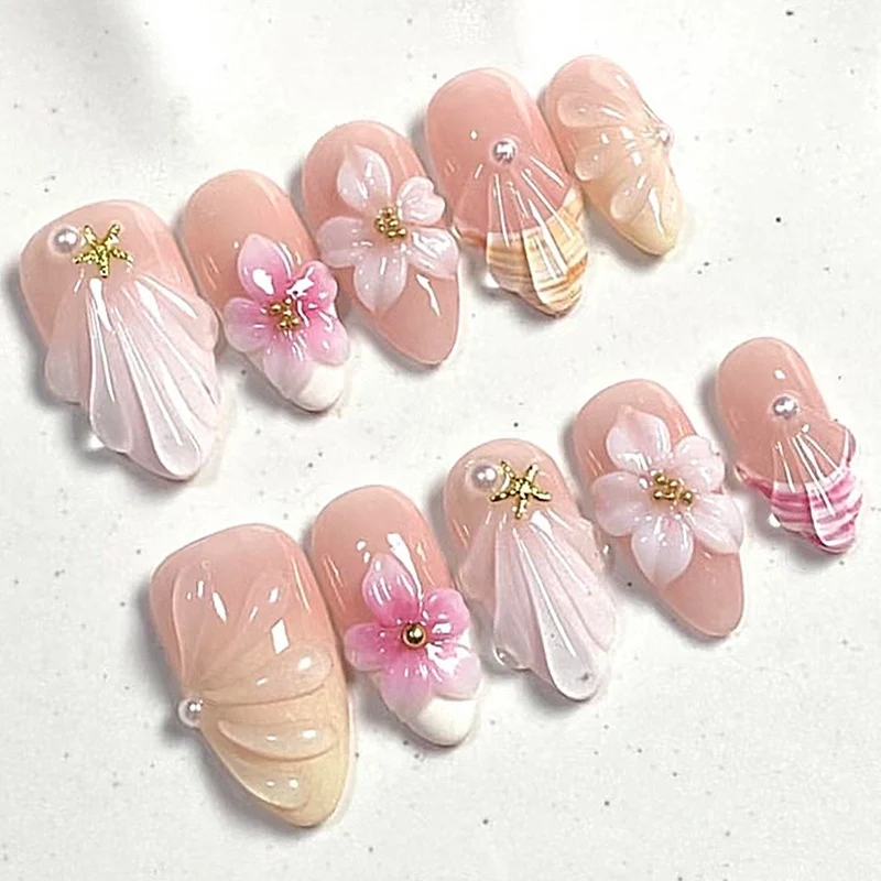 Kunstnagelset mit kreativen fröhlichen Designs und Glitzerdetails Karnz