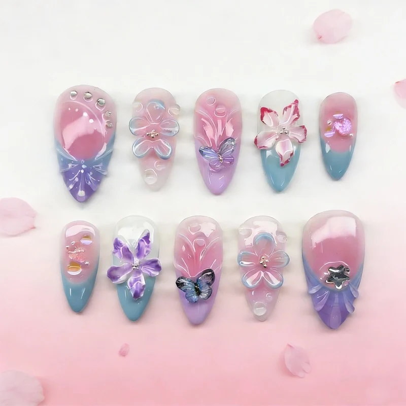 Kunstnagelset mit kreativen fröhlichen Designs und Glitzerdetails Karnz