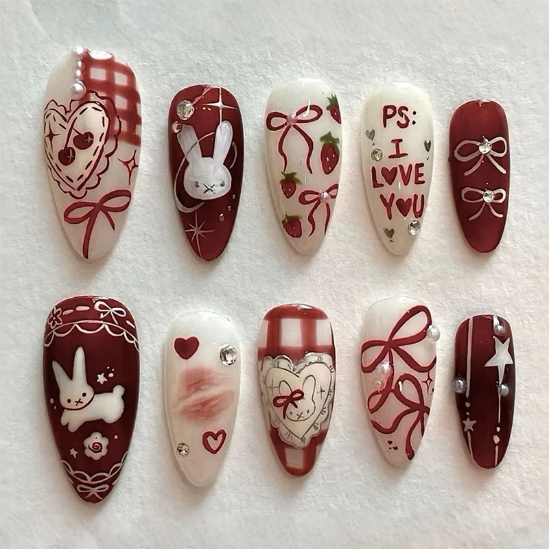 Kunstnagelset mit kreativen fröhlichen Designs und Glitzerdetails Karnz