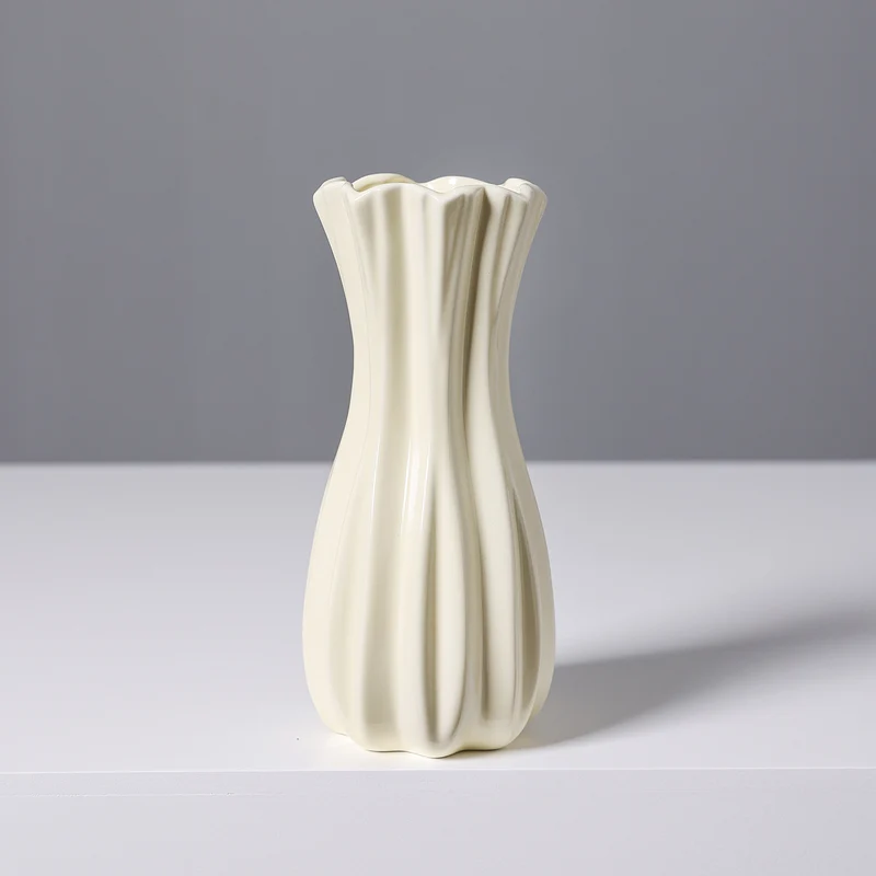 Elegante geriffelte weiße Keramikkaraffe Karnz