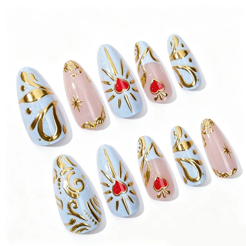Kunstnagelset mit filigranen goldenen Akzenten und romantischen Herzmotiven Karnz