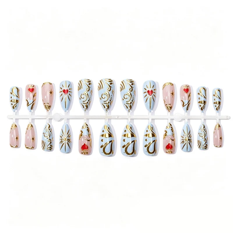 Kunstnagelset mit filigranen goldenen Akzenten und romantischen Herzmotiven Karnz