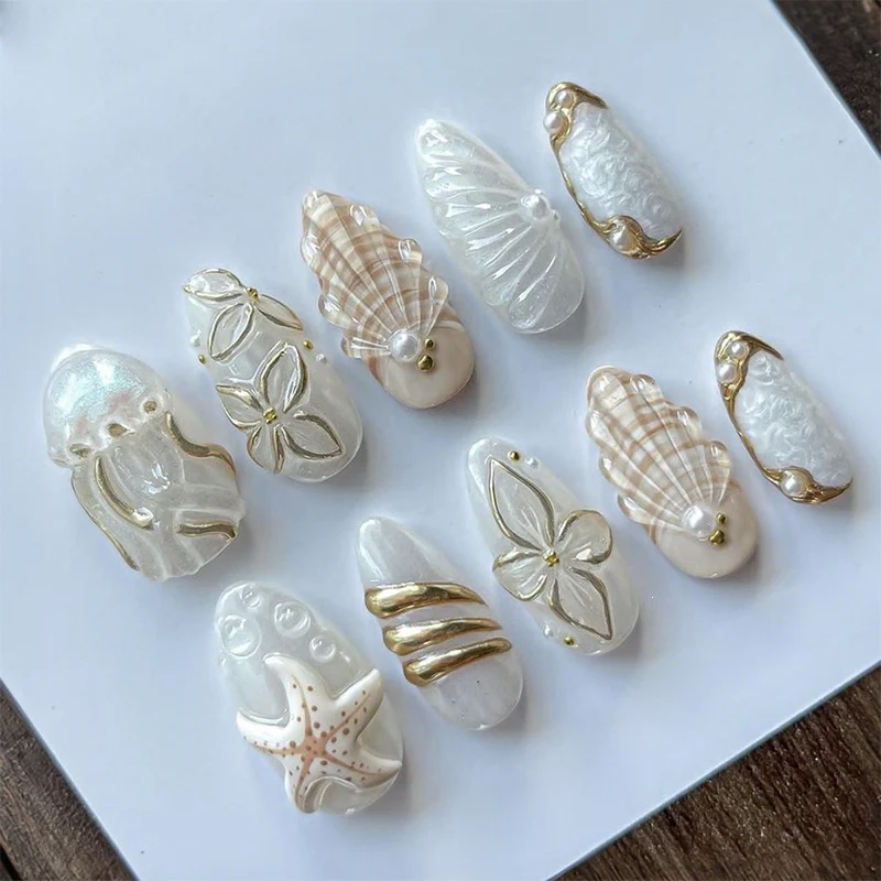 Kunstnagelset mit filigranen Goldakzenten und eleganten Designs Karnz