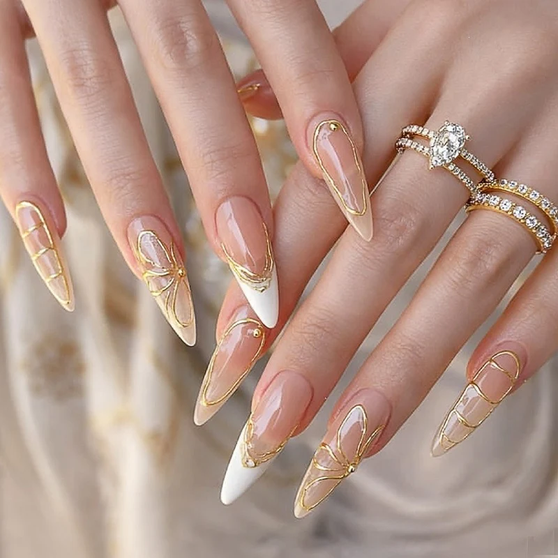 Kunstnagelset mit filigranen Goldakzenten Karnz