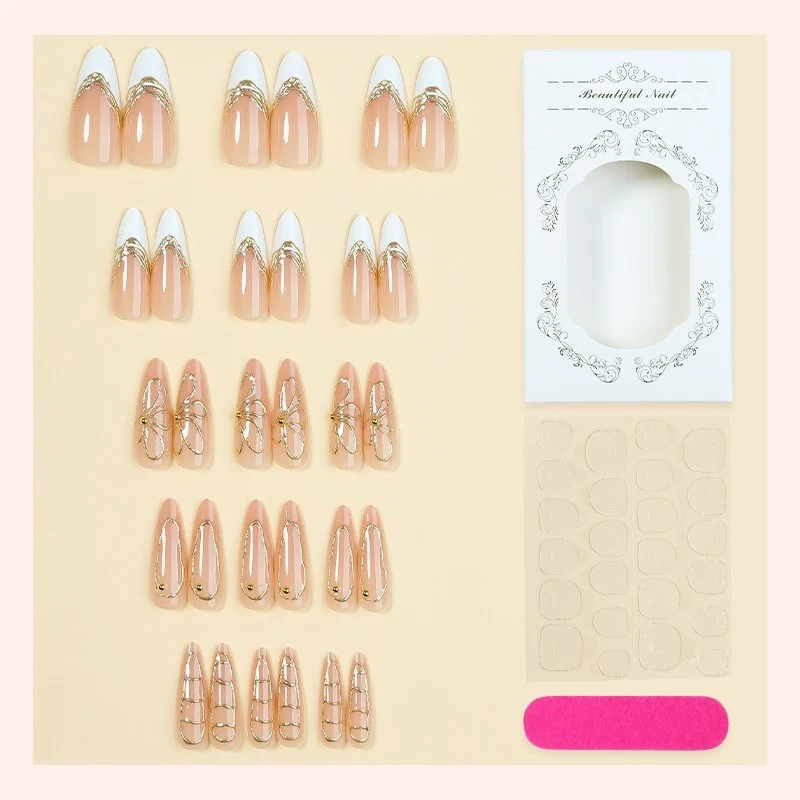 Kunstnagelset mit filigranen Goldakzenten Karnz
